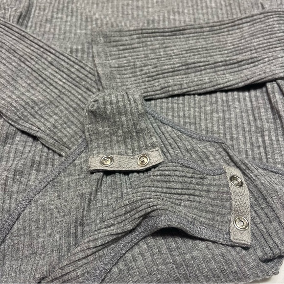 CAPE JUBY Women’s Medium Gray V-neck Crossover Wrap Ribbed Long Sleeve BodySuit - Picture 11 of 12